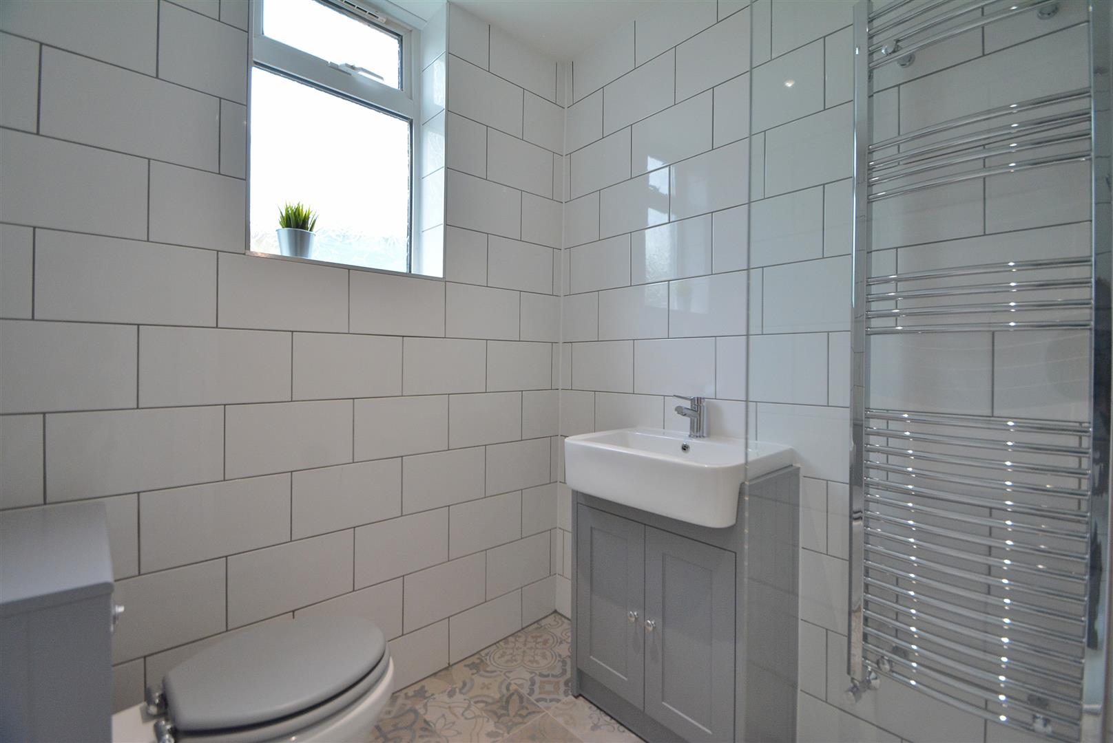 Long Row - Shower Room